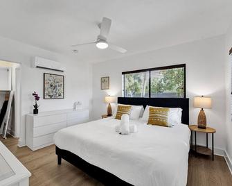 Waves On Walnut - Beach Access - Hollywood - Bedroom