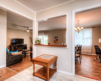 Modern Comfy Suite 2 Bdrm-Cotton Sheets, Kitchen Living/Dining Room Fire Place - Kitchener - Living room