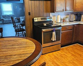 A cozy home to be & pets OK. It's close to eateries, shops and Hwy's 24 and 63. - Moberly