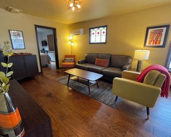 The Autumn Cottage in Historical Downtown Bend with Hot tub - Bend - Living room