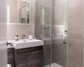 Pencelli Hotel - Treorchy - Bathroom
