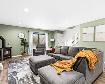 Northern Comfort: The Vault - Your Refined Retreat near Duluth - Hermantown - Sala de estar