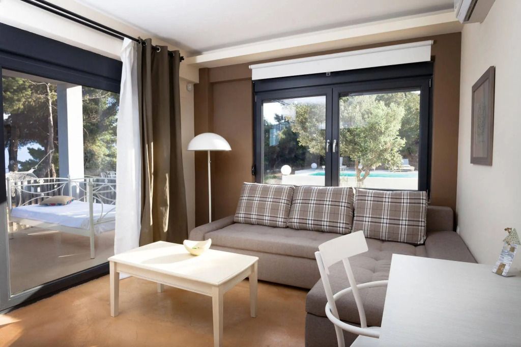 إنتيكنوس ليفينج