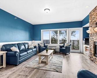 Breathtaking Lake Views 1br King Suite, Kitchen & Heated Pools - Two Harbors - Obývací pokoj