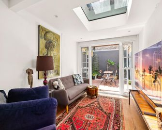 Stylish Inner-City Terrace Home with Rooftop Deck - Sídney - Sala de estar