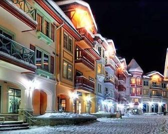 Convenient and located in the resort village - Sun Peaks - Building