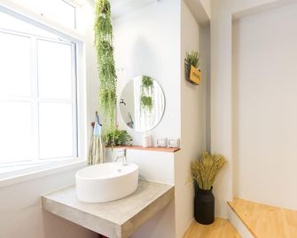 Barn & Bed Hostel - Bangkok - Bathroom