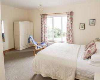 Seaspray, Pet Friendly, With Open Fire In Tully, County Galway - Renvyle - Bedroom