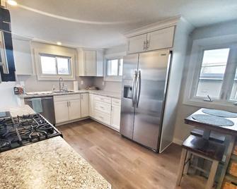 The Bungalow @ T. Spex Eyewear Is A Cozy, Convenient Stay In Canandaigua! - Canandaigua - Kitchen