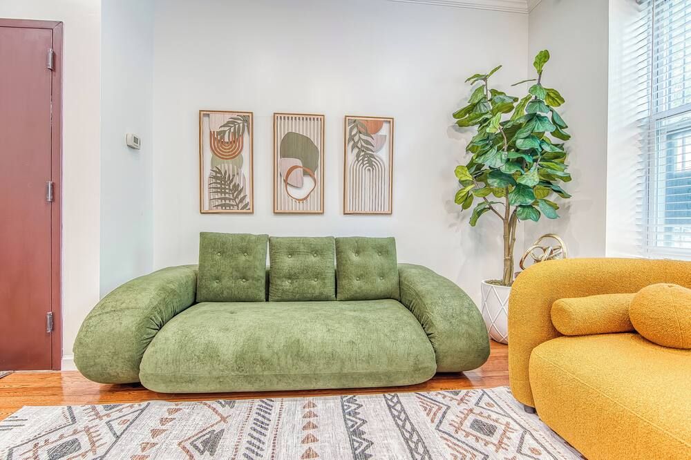 Bushwick Gem with Spacious King Bed, 2 Baths with Modern Kitchen & Steps to train - Brooklyn - Stue