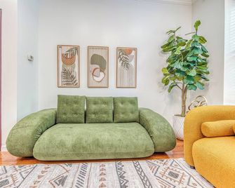 Bushwick Gem with Spacious King Bed, 2 Baths with Modern Kitchen & Steps to train - Brooklyn - Sala de estar