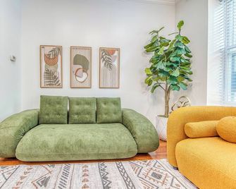 Bushwick Gem with Spacious King Bed, 2 Baths with Modern Kitchen & Steps to train - Brooklyn - Stue