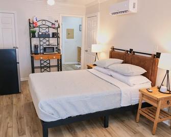 Cozy Studio - Walk to the Beach! - Jacksonville Beach - Bedroom