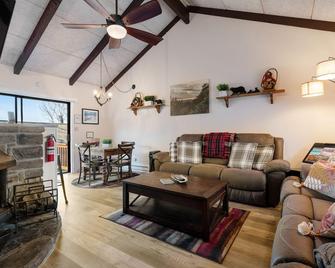 Bear's Loft - Beech Mountain - Living room