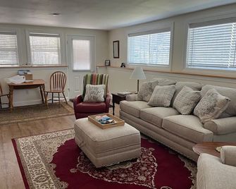 Cozy, Centrally Located Apartment in Rockport, Maine - Rockport - Living room