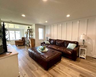 Lakefront Cottage at Crooked Lake, Indiana to sleep 10-12 - Angola - Living room