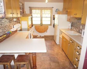 Large Brick Ranch Home with a 3 BR Option to Rent on Quiet, Private, Deadend St. - West Des Moines - Kitchen