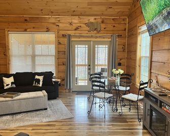 New! Cozy 6 Guest Cabin in Damascus, Va---Close to Creeper Trial! Pet Friendly! - Damascus - Living room