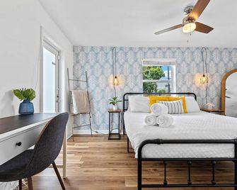 King Bed & Mini Golf, Pet Friendly! Cowboy Pool Close To Beach Airport & Zoo Bbq - West Palm Beach - Bedroom