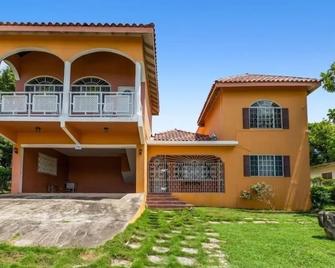 Yanceylargo Estate - Newly Renovated 7br Beautiful Two-story Estate Villa W Gorgeous Mountain View 7 Bedroom Villa by RedAwning - Montego Bay - Bygning