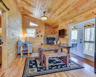 Stunning Murphy Cabin - 5 Mi to Cherokee Lake! - Murphy - Eetruimte