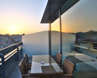 Ramada by Wyndham Istanbul Old City - Istanbul - Balkong