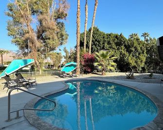 Brentwood Bungalow On The Golf Course - Great For Families - Dog Friendly Too! - Palm Springs - Pool