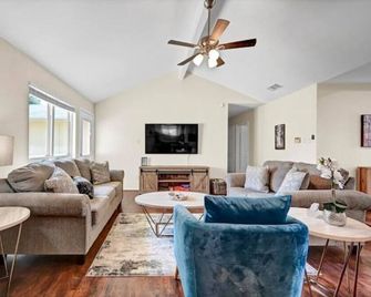 Dallas Mesquite Updated 4br - Mesquite - Living room
