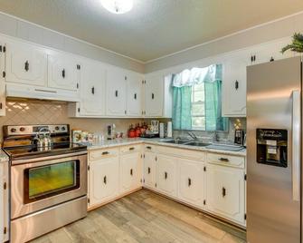 Charming Jonesville Home w/ Grill - Near Wineries! - Jonesville - Küche