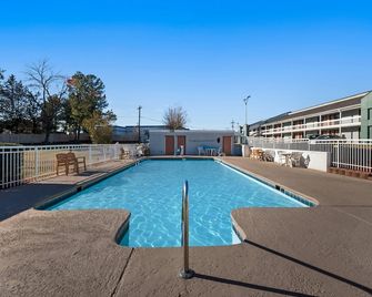 Econo Lodge - Richmond - Pool