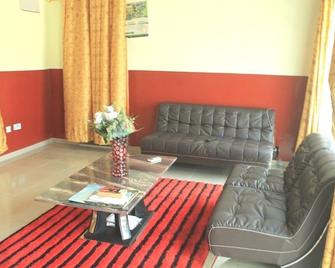 Adinkra City Hotel - Nyanyanu - Living room