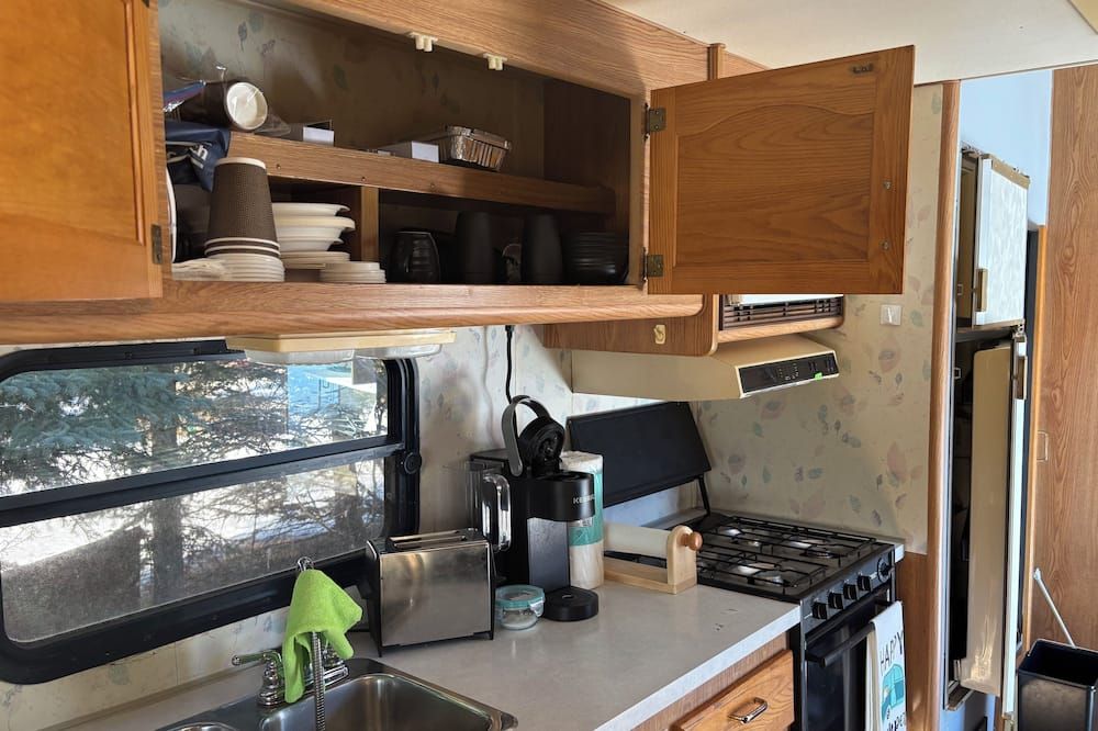 Private Beach On A Beautiful, Small, Spring-Fed Lake. Amazing Views & Sunsets! - Sundre - Kitchen