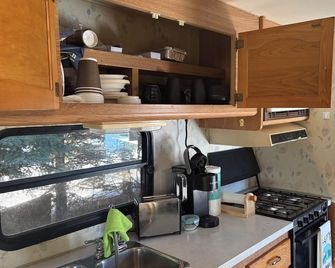 Private Beach On A Beautiful, Small, Spring-Fed Lake. Amazing Views & Sunsets! - Sundre - Kitchen
