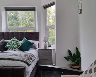 Homey 6 Bedroom 4 Baths House Near Alexandra Park - Manchester - Bedroom