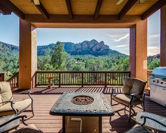 Experience luxury at the Sedona High Desert Sanctuary, a 4-bed retreat amidst stunning red rocks. - Sedona - Balkon