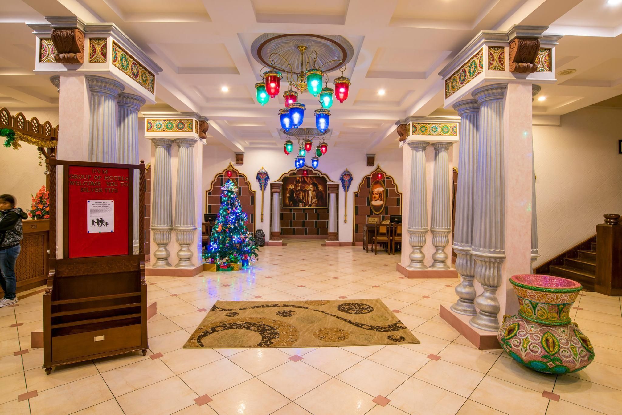 The Silvertips - מונאר - לובי