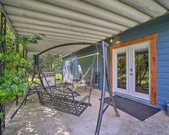 Walk to Lake Historic Disney Home - Disney - Patio