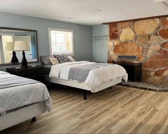 Spacious 1-bedroom with Loft Located 3 miles from Bennett Springs State Park - Lebanon