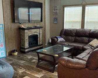 3 bedroom getaway just 5 mins from the beach - Swansboro - Living room