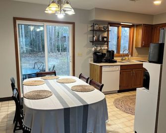 Cozy 3-bedroom house with a pool. Close to SPAC, Track and Downtown - Ballston Spa - Dining room