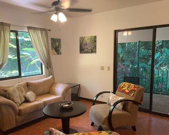 Jungle Forest Mountain Getaway. Secluded, private one bedroom villa. - Ciudad Cortés - Sala de estar