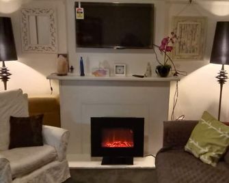 East Geelong House - Mimosa Cottage - 벨몬트 - 거실