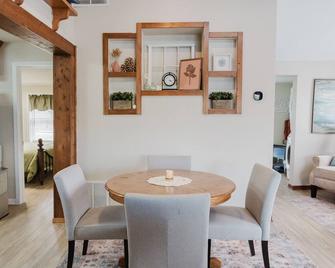 Newly remodeled!! Cozy river house near downtown Grand Rapids! - Comstock Park - Dining room