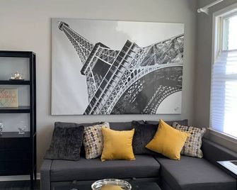 Your Bright, Confortable, Cozy Second Home - Livingston - Living room