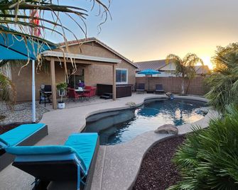 Remodled Cheerful 3 Bedroom 2 bath Home with beautiful Oasis Pool. - Maricopa - Piscina