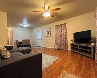 Beautiful Home in West Plains, 2Bed 2Bath, New Furniture - West Plains - Obývací pokoj
