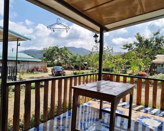 Inthanon Lao-Ju House - Chom Thong - Balcón