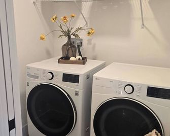 Chiccityescape3bdrm King - Stony Plain - Laundry facility