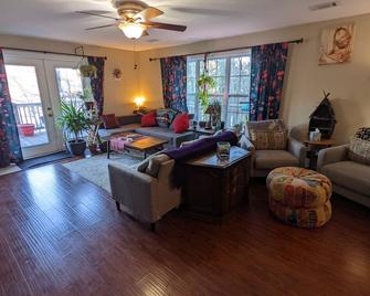 Colorful lakeside home with beautiful views and dock access - Hayesville - Sala de estar