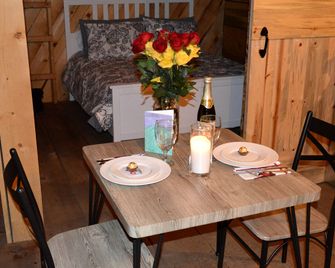 Cozy and Secluded Cabin with Mountain Views near Sedona, Arizona - Mayer - Dining room